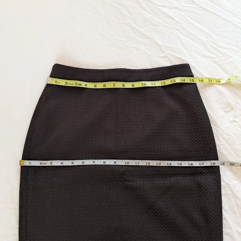 NWT Ann Taylor Textured Black Pencil Skirt in Size 4